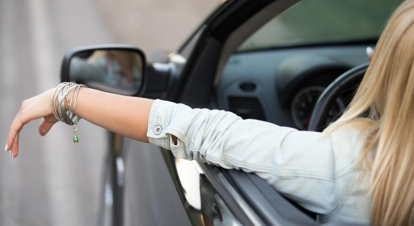 Kerítést döntött ki az ittas járművezető nő Pilismaróton