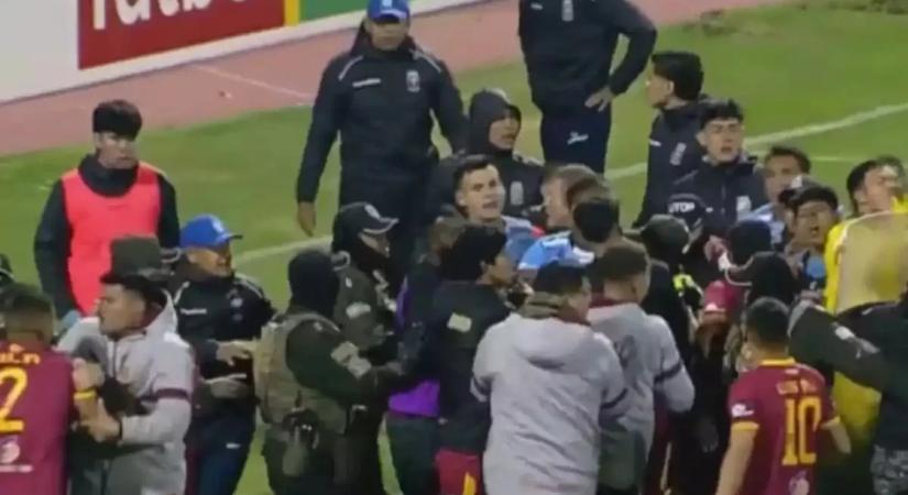 17 kiállítás egy focimeccsen? Könnygázzal támadtak a rendőrök a verekedő játékosokra – videó