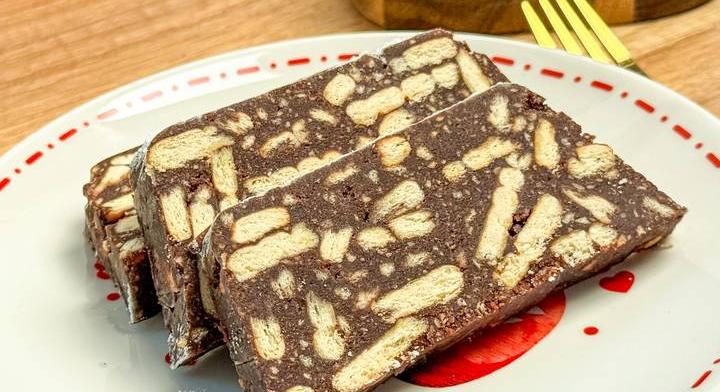 Ünnepi kekszszalámi sütés nélkül: mutatós desszert karácsonyra