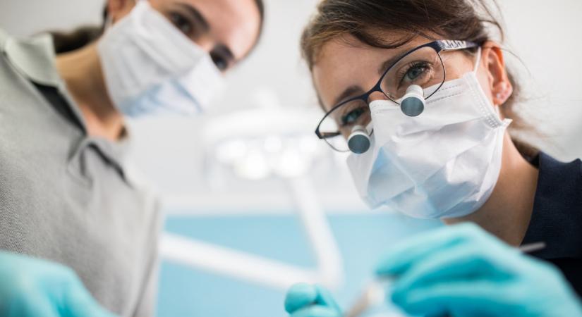 Elképesztő történet: rossz értékelést írt a fogászatról, perrel kezdték fenyegetni a pácienst