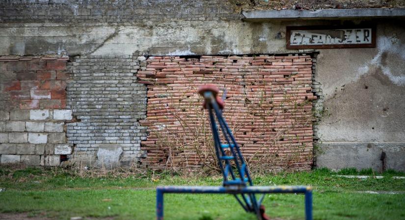 Csak azért nem nő jobban a munkanélküliség, mert egyre kevesebb a magyar