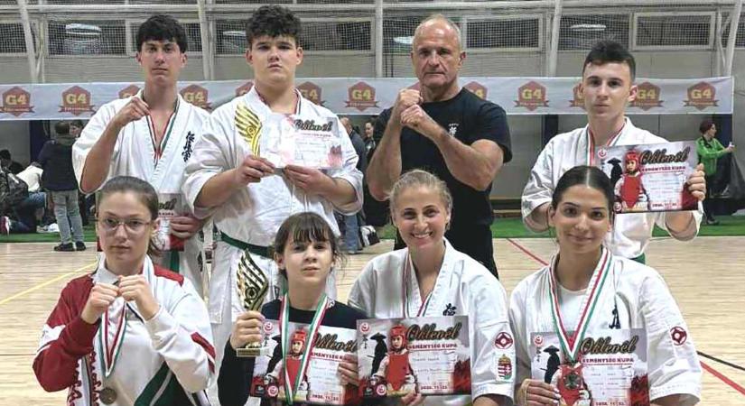Sikeres szereplés Debrecenben: 37 érmet szereztek a békési kyokushin karatékák