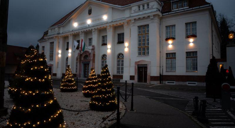 Ünnepi fényekbe öltöznek az egyetemi campusok