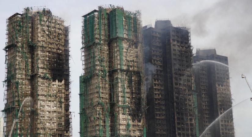 128-ra emelkedett a hongkongi toronyház-tűz halálos áldozatainak száma