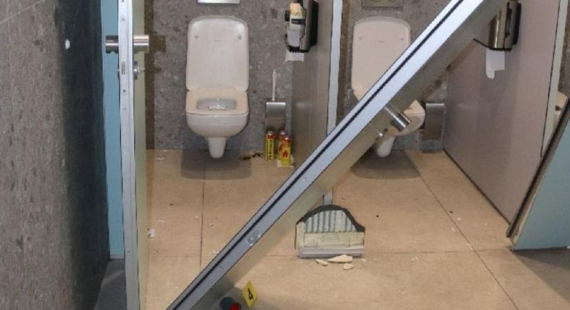 Rárobbant a vécéfülke egy kecskeméti férfira, aki töltőgázt akart szívni egy pláza mosdójában