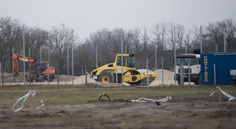 Már épülnek a focipályák a Grosics Akadémia mórahalmi központjában – új részleteket árult el a polgármester