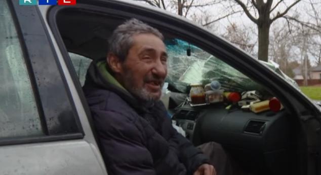 Kilakoltatták az autóban élő debreceni hajléktalanokat