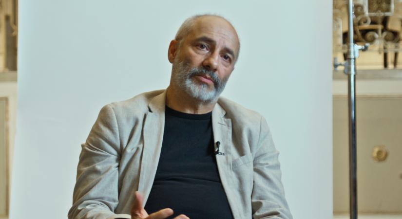 „Késztetés volt bennem mindig, hogy sztorizzak, bohóc legyek” – Rudolf Péter tekint vissza pályájára