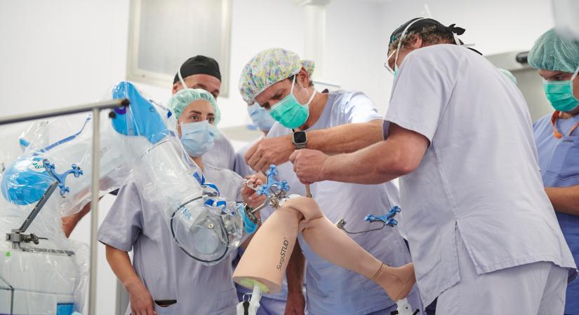 „Beültettük a protézisét, két nappal később már teniszezett a beteg” – Óriási fejlődést hoznak az ortopédiába a sebészi robotok