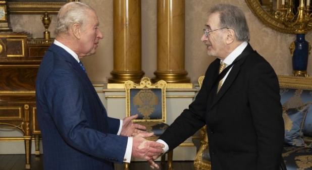 George Szirtes átvette “Őfelsége Aranyérmét a Költészetért”