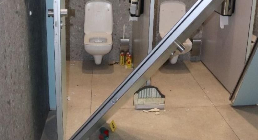 Magára robbantotta egy pesti pláza vécéjét a szipus – fotók