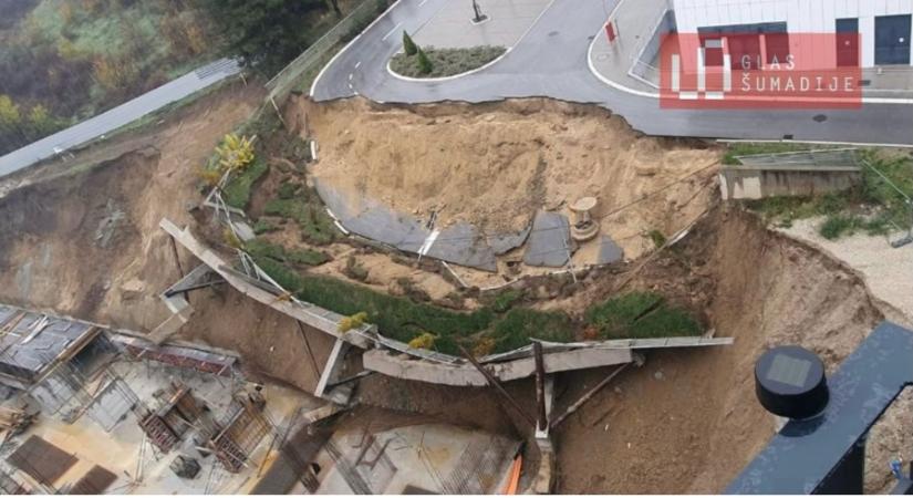 Beomlottak a támfalak és az út egy része a Kiválósági Központ mellett