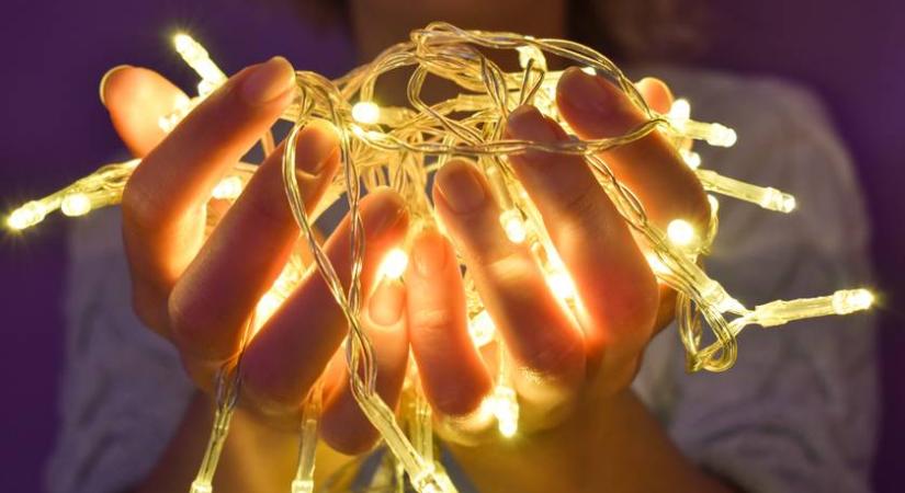 Hitted volna, hogy így is felrakhatod? 12 elképesztő ötlet a karácsonyi fényfüzérre