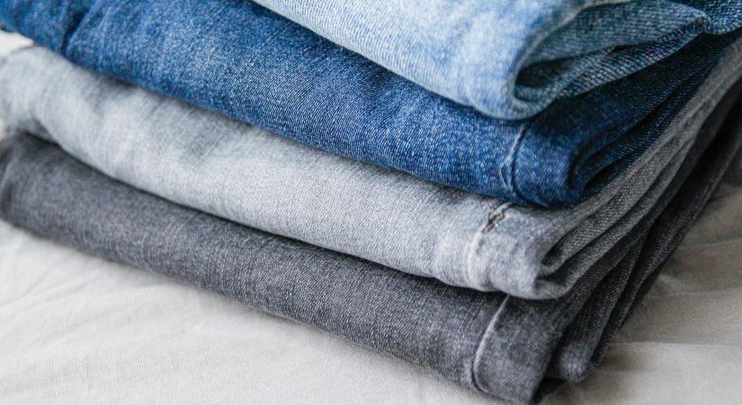 Felejtsd el a kéket, a feketét és a szürkét: ez a szín a tél farmerdivatja