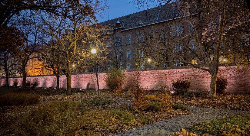 Mutatós megvilágítást kapott a Kőfal