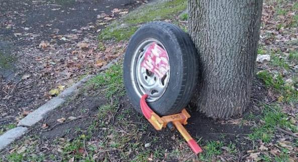 Nem várta meg a köztereseket, leszerelte a lebilincselt kerekét egy autós Óbudán, majd távozott