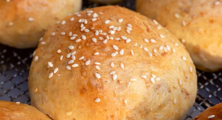 Puha, foszlós lencsés zsemle: fehérjedús péksütemény házilag