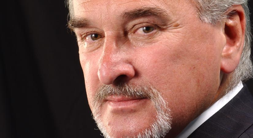 In memoriam A város, amelyet szolgált, most fejet hajt