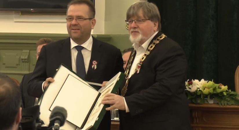 Dézsi Csaba András és Paár Attila is felkerült az aHang győri szégyenfalára