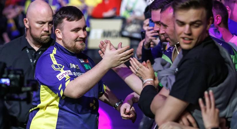 Mi történt vele? Új munkát vállalt két héttel a vb előtt a sztárjátékos – fotók