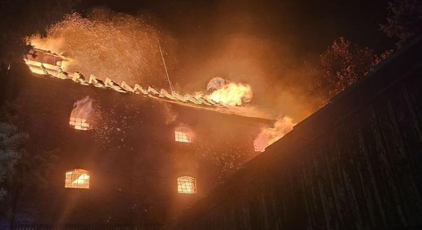 Hatalmas tűz pusztított Makón, megtudtuk mit tároltak a kiégett épületben