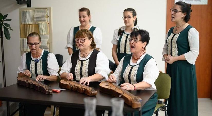 Oklevelet kapott az écsi népdalkör