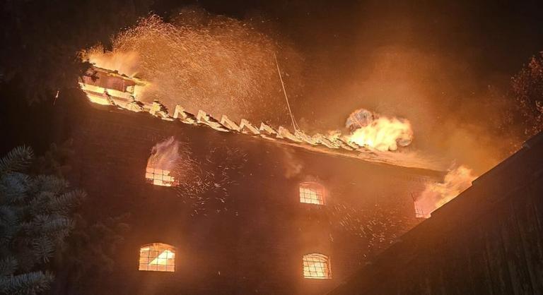 Lángokban állt egy háromszintes épület Makón, Mezőtúron pedig egy családi ház égett le