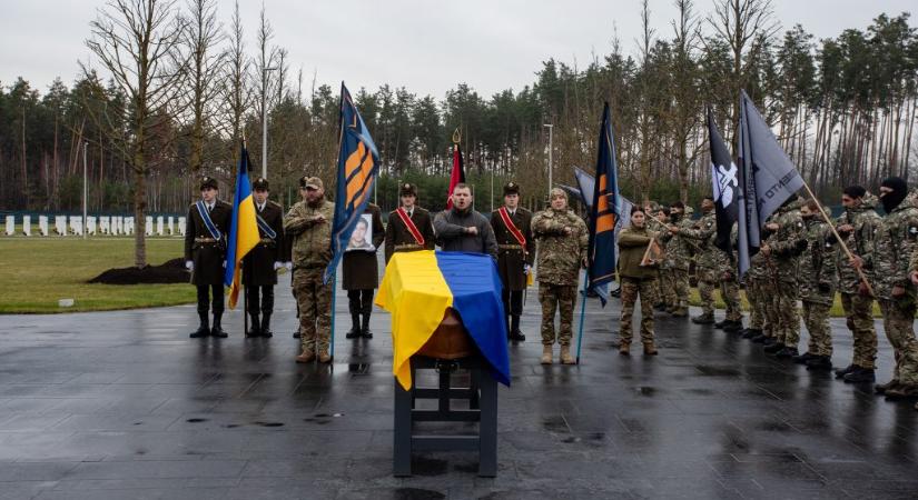 „Magyar hőst hozunk a pajzson, azért jött ide, hogy megvédjen téged” – Kijevben eltemették Áser Benjámint, a háború első anyaországi magyar áldozatát