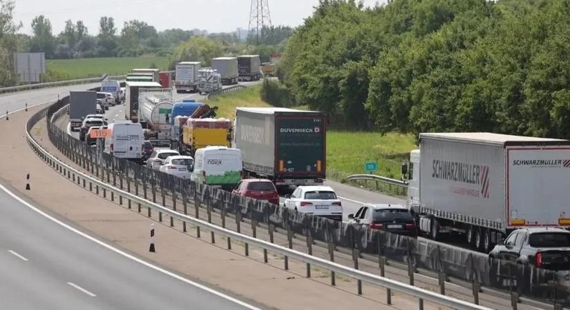 Nagy a baj az M0-s autópályán, brutális a dugó