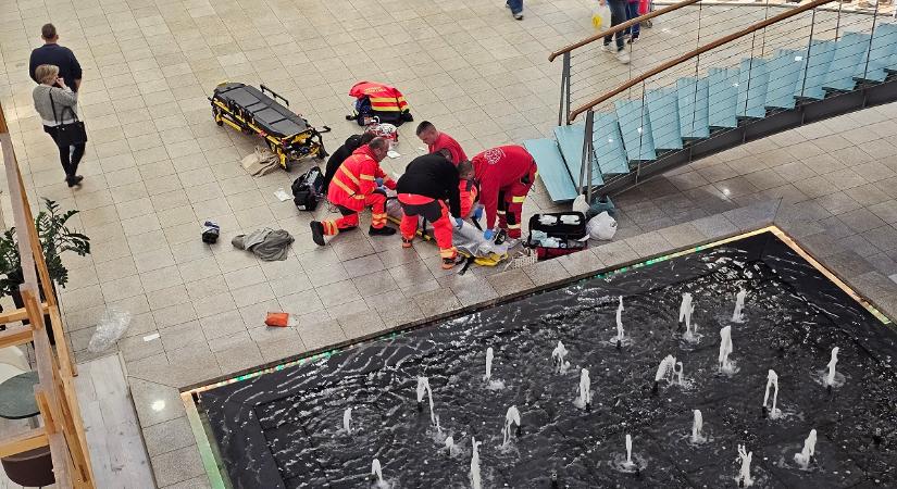 Munkájuk végzése közben szidalmazták, fenyegették a mentősöket a debreceni Fórumban történt súlyos baleset után