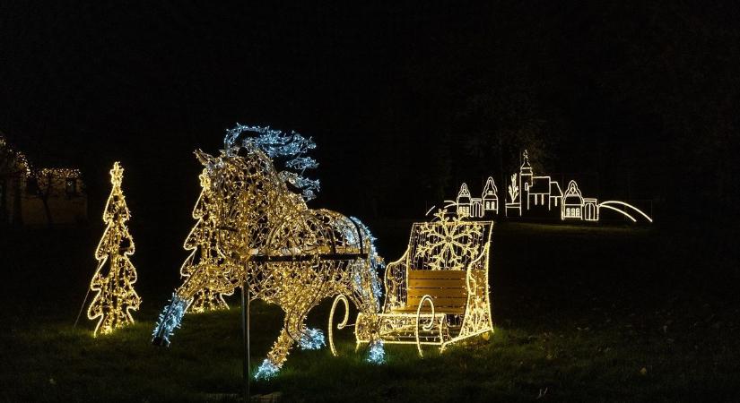 Magyarország első fényfaluja Zalaegerszegen – Több mint 150.000 izzó és 6 km fényfüzér ragyogja be a Göcseji Falumúzeumot