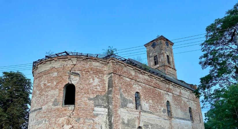 Teljesen az enyészet martalékává vált a település temploma (fotók!)