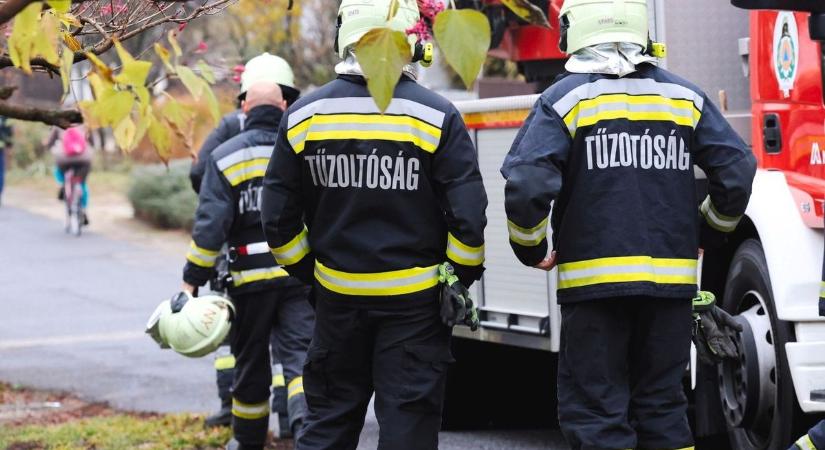 Elüldöztek egy lángoló házat oltó szolnoki tűzoltót, nagy baj lett belőle