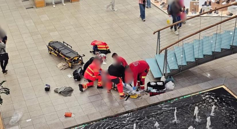 Lezuhant a pláza lépcsőjén és eszméletét vesztette egy férfi, többen is fenyegették, gyalázták a súlyos fejsérült életéért küzdő mentősöket