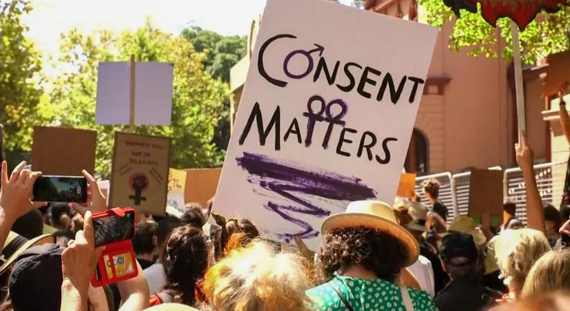 Az olasz szenátus 2026-ig halasztja a szexuális erőszakról szóló törvénybe való beleegyezésről szóló szavazást