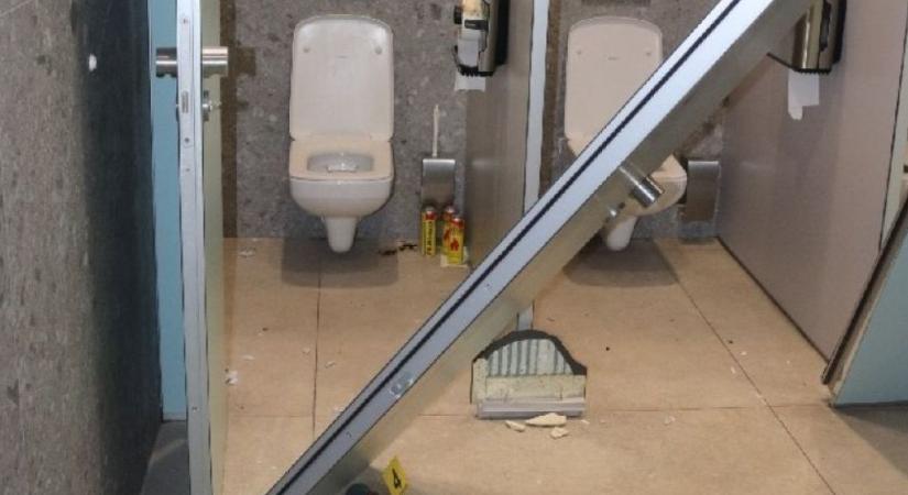 Öngyújtógázt akart szívni, magára robbantotta a pláza vécéjét