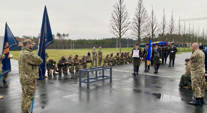 Kijev, magyar a pajzson! - katonai tiszteletadás mellett temették el Kijevben Aser Benjámint, az Ukrajnában elesett magyar katonát