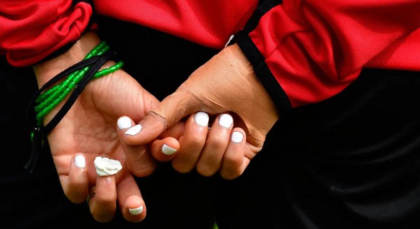 „Körömrendőrség" a kézivébén? Elképesztő szabállyal kell megküzdeniük a magyarok lányoknak is