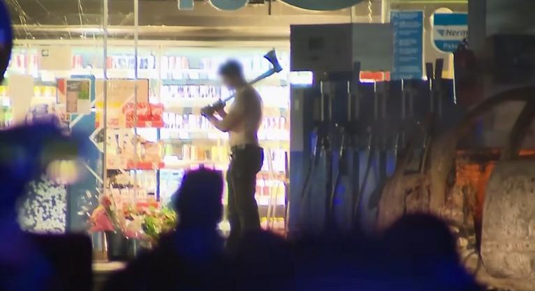 Bíróság elé állt a bokszoló, aki felgyújtott egy autót, majd félmeztelenül őrjöngött egy baltával