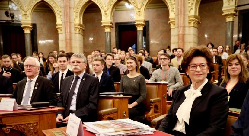 Fiatalok, akik nem félnek nagyot álmodni: történelmi jelentőségű párbeszéd kezdődött az Országházban