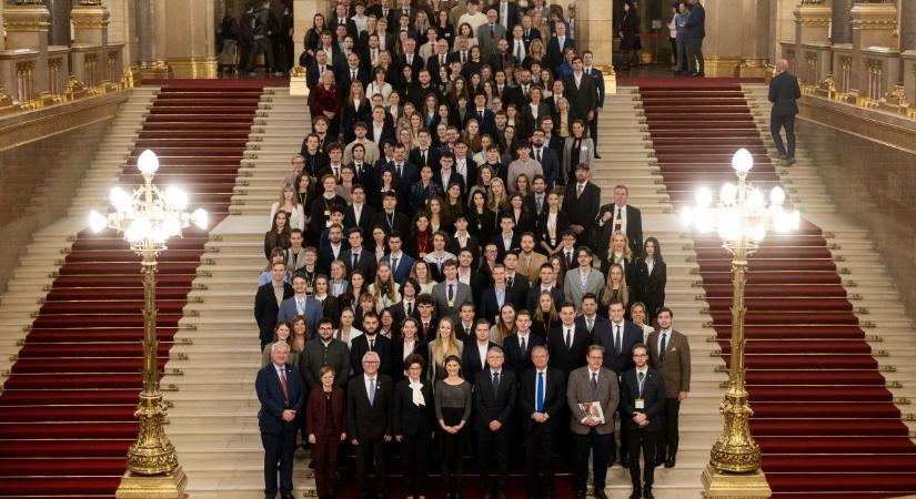 Történelmi pillanat az Országházban: megalakult az első Magyar–Német Ifjúsági Parlament