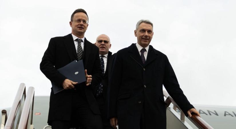 Megérkezett Moszkvába Orbán Viktor több miniszter társaságában