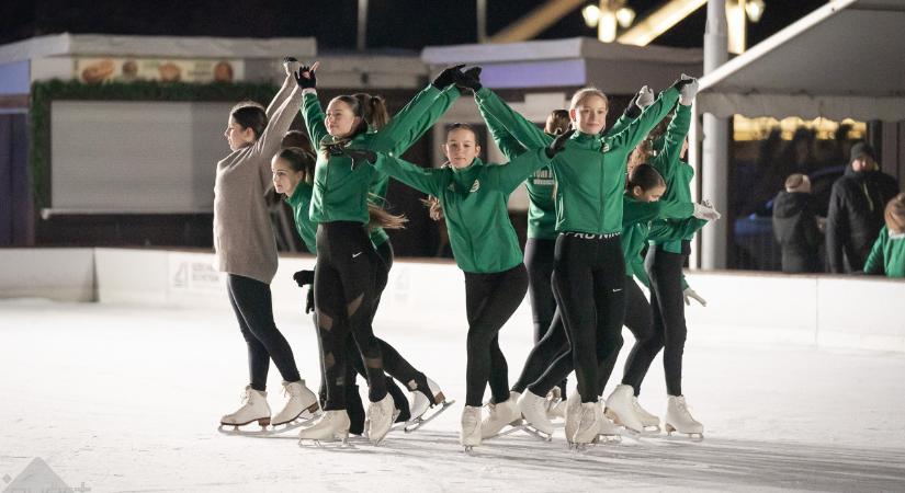 Korcsolyázás, jégrevü és karácsonyi hangulat a Dunakapu téren