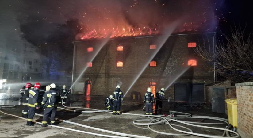 Videó: több tíz méteres lángokkal égett a húsüzem Makón