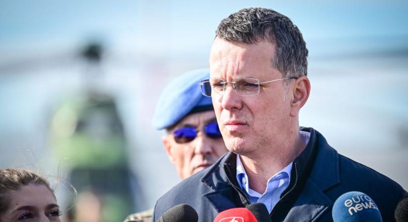 Lemondott a román védelmi miniszter, mert meghamisította az önéletrajzát