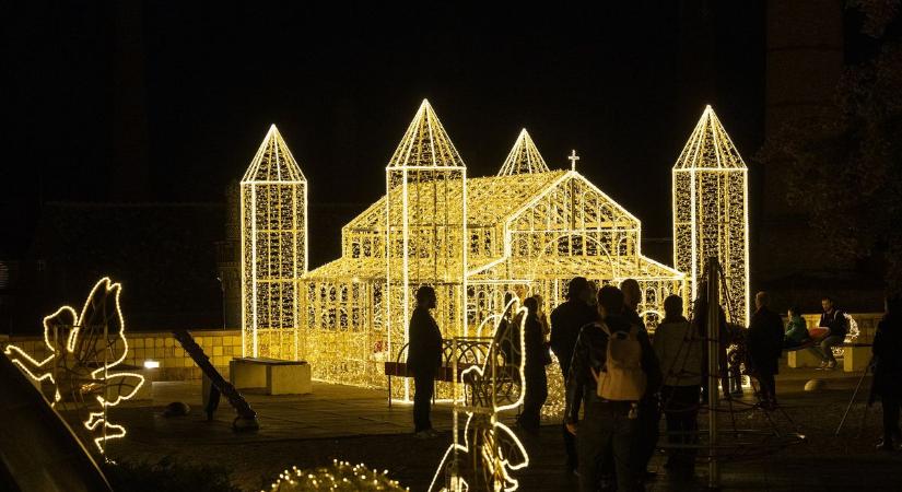 Fények Elvarázsolt Erdeje Pécsen a Zsolnay Negyedben – 250.000 izzó, 5 km fényfüzér: 6000 m²-en kel életre Pécs téli fényerdeje