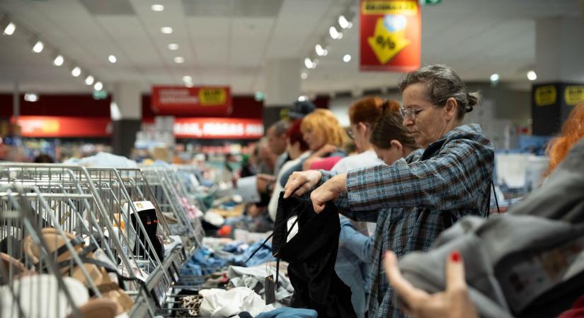 Rendkívüli, ünnepi nyitva tartást hirdetettek a legnagyobb üzletláncok – ez a dátum rengeteg embert érint