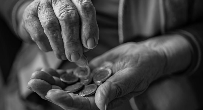 Változnak a nyugdíjas támogatás feltételei, mostantól többen kaphatják meg