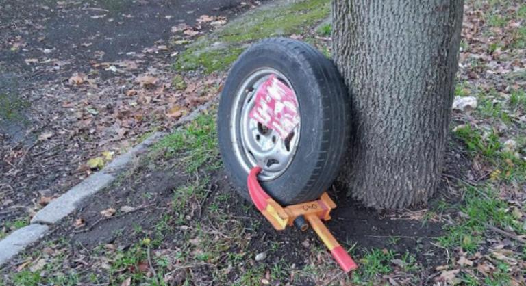 Leleményes sofőr: leszerelte a megbilincselt kerekét, majd elgurult a pótkerékkel