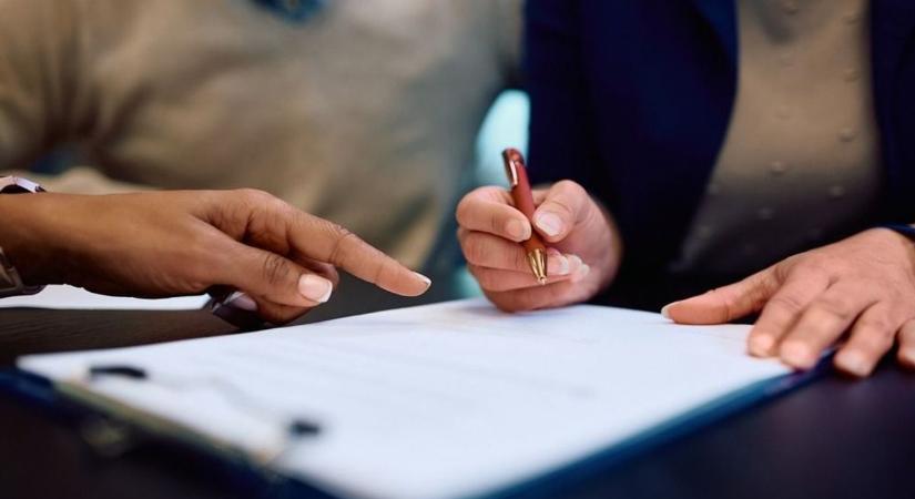 Banki rémálom: a családfő halála után zárolták a számlát – Mit tehet a család?